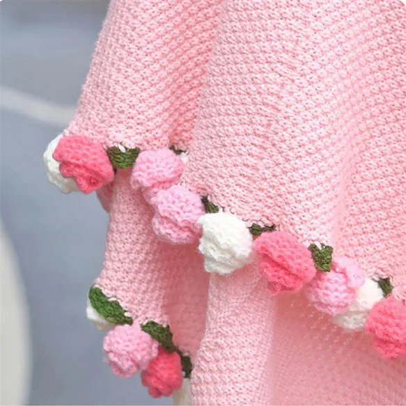 Beyaz Örgü Şal ve Kırmızı Gül Detaylı Dekoratif Ev Tekstili