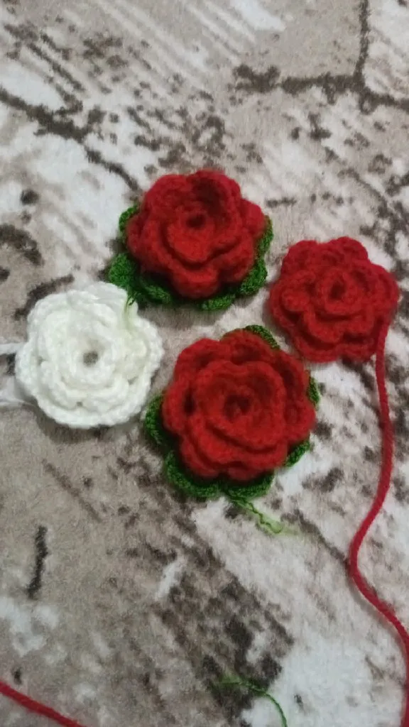 Beyaz Örgü Şal ve Kırmızı Gül Detaylı Dekoratif Ev Tekstili