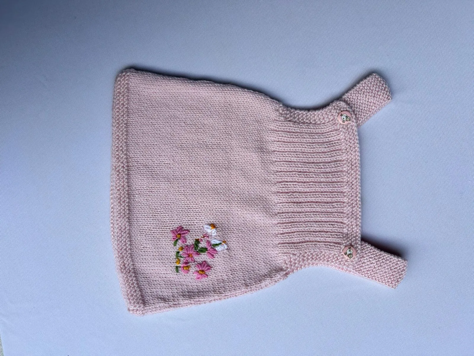 Pembe Örgü Bebek Jile Elbise - Nakışlı ve Düğmeli Detaylı