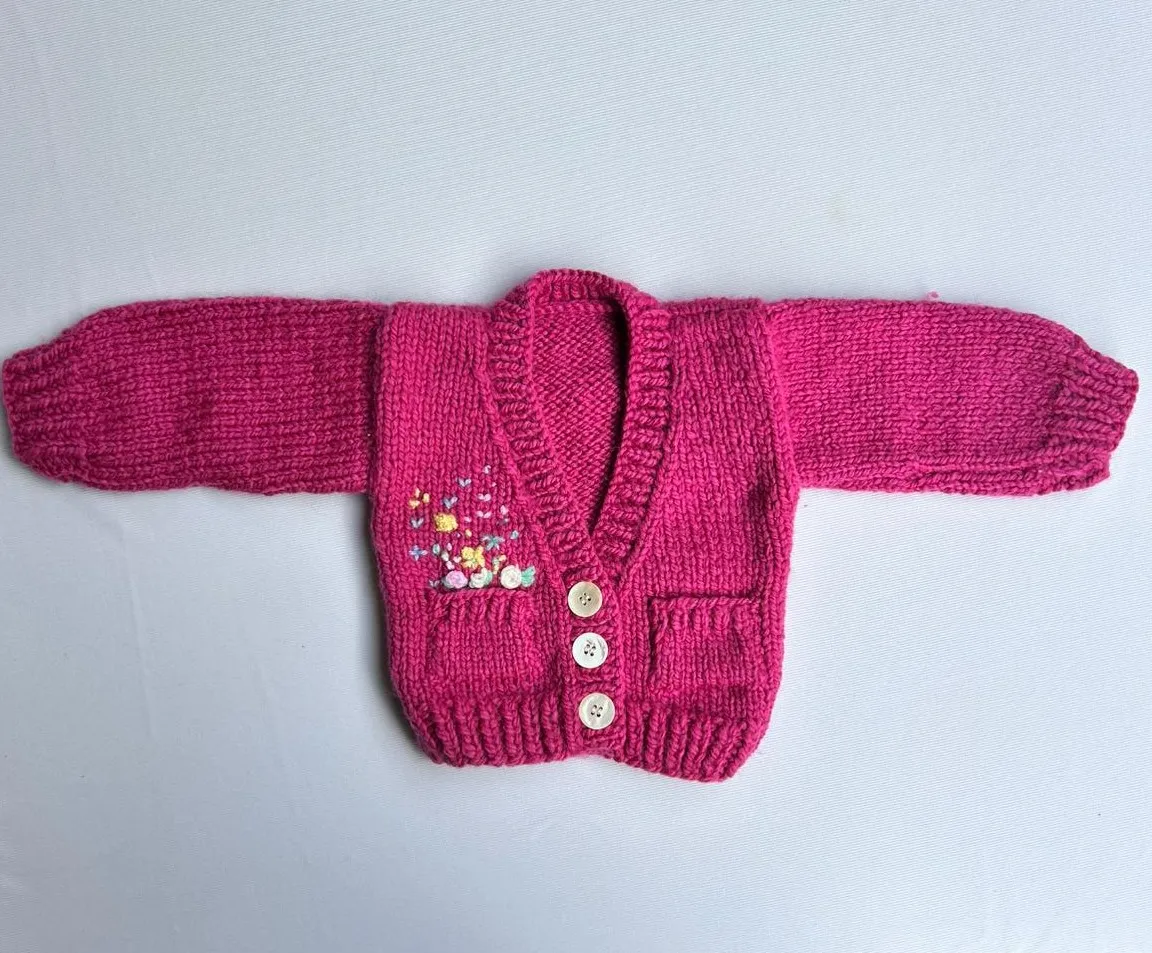 Pembe Bebek Hırka - Nakış Detaylı, Düğmeli, El Örgüsü