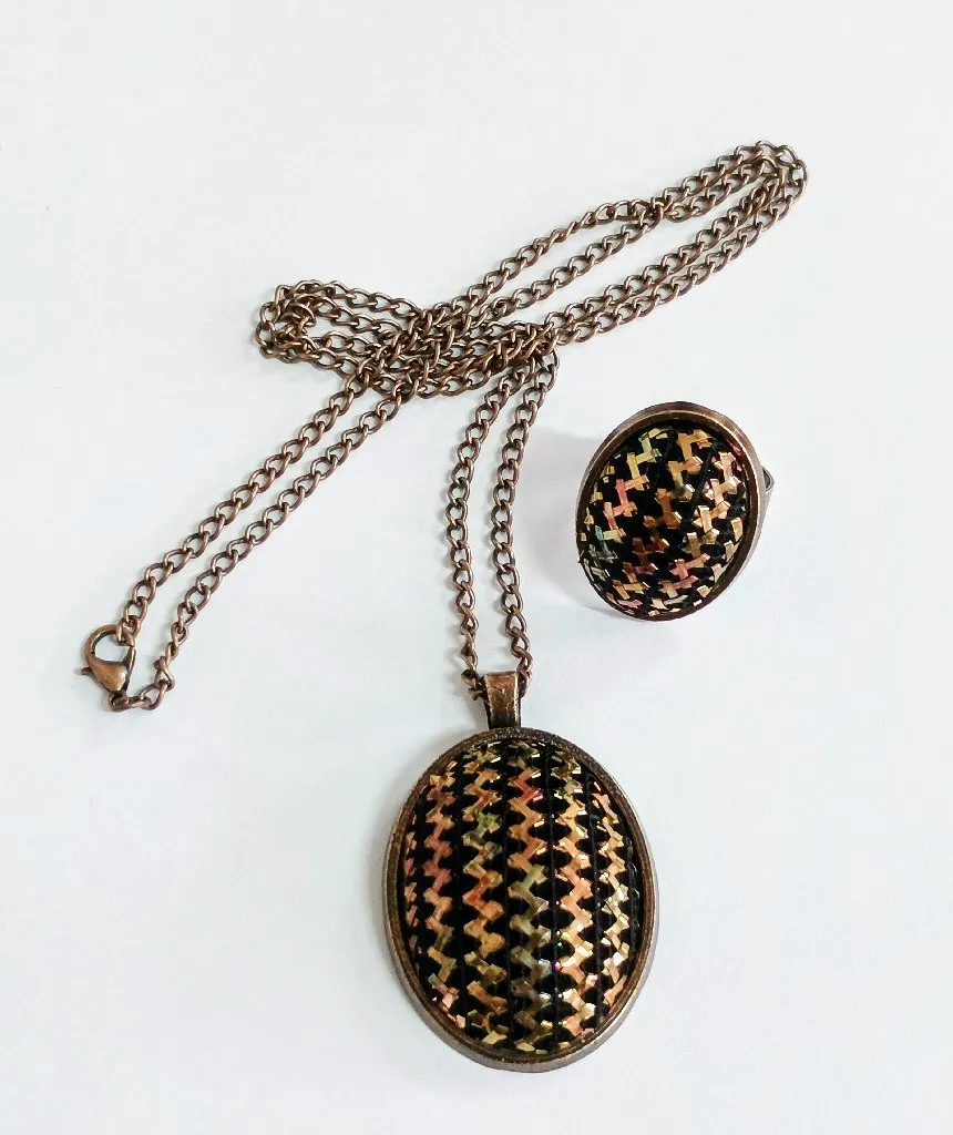 Tavuskuşu Desenli Tel Kırma Kolye Yüzük Takı Seti Ahşap Kutulu