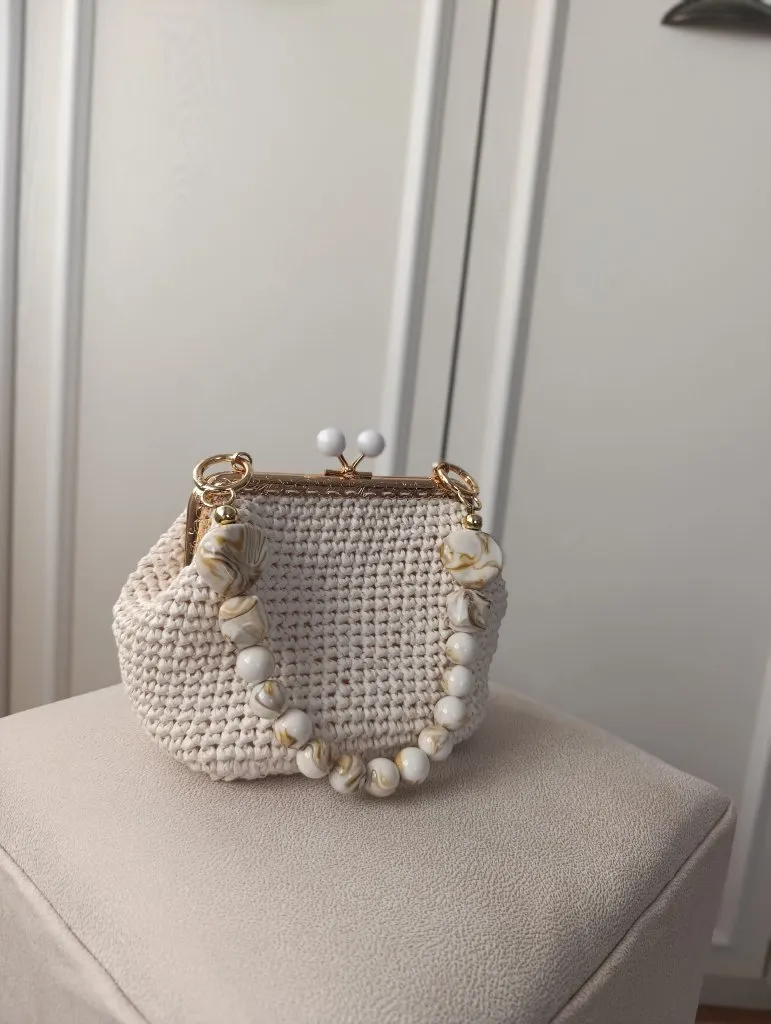 Krem Rafya Örgü Çanta - Boncuklu Kulplu, Şık ve Kullanışlı