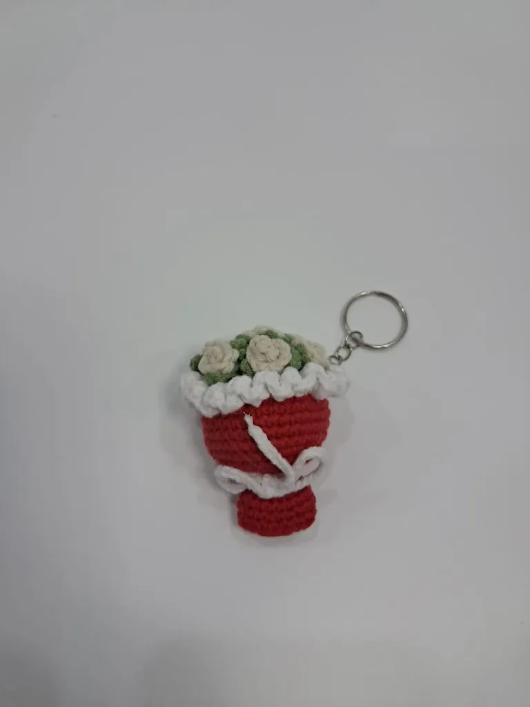 Kırmızı Örgü Çiçek Buketi Anahtarlık - El Yapımı Hediyelik