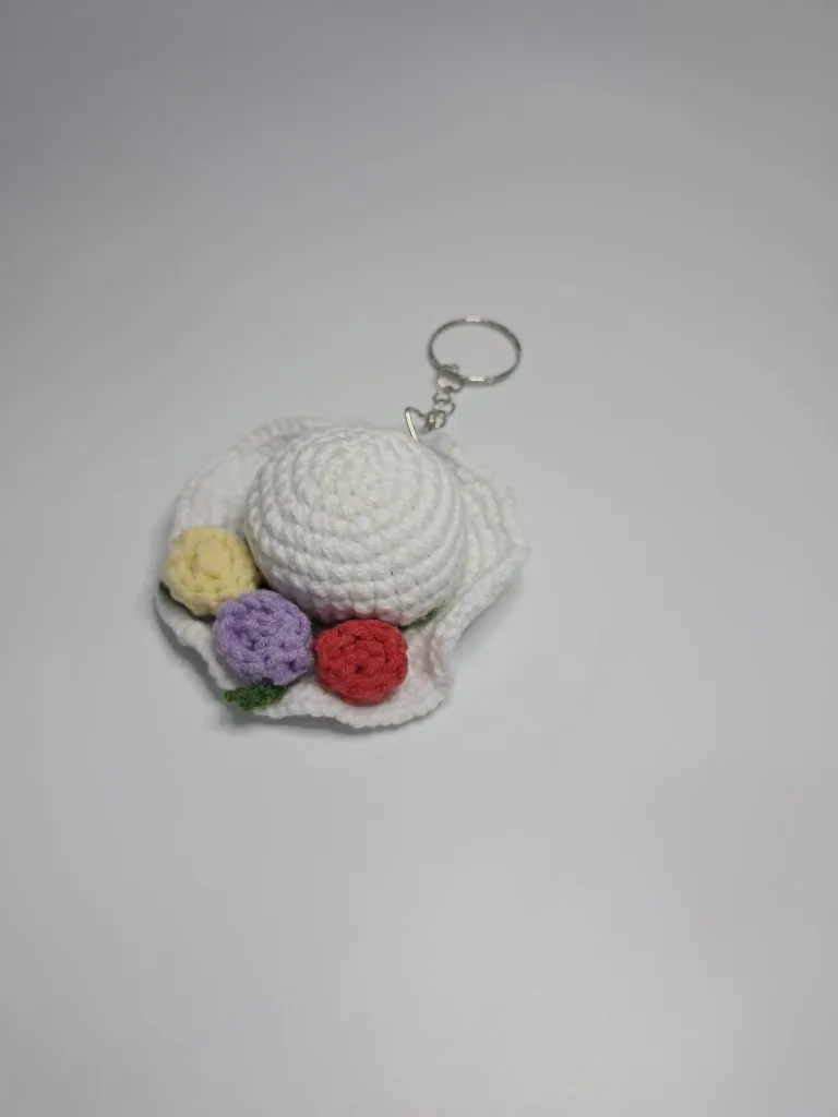 Beyaz Örgü Şapka Anahtarlık - Çiçek Detaylı - El Emeği