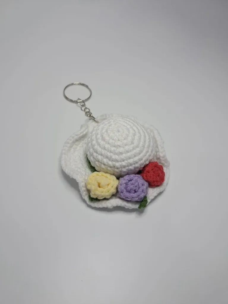 Beyaz Örgü Şapka Anahtarlık - Çiçek Detaylı - El Emeği