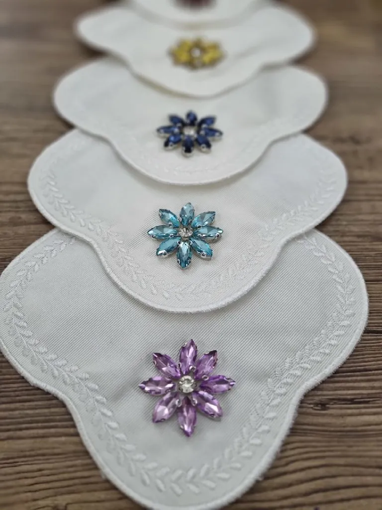 Dekoratif Beyaz Kumaş Kristal Çiçek Detaylı Kahve Yanı Sunum Altlığı