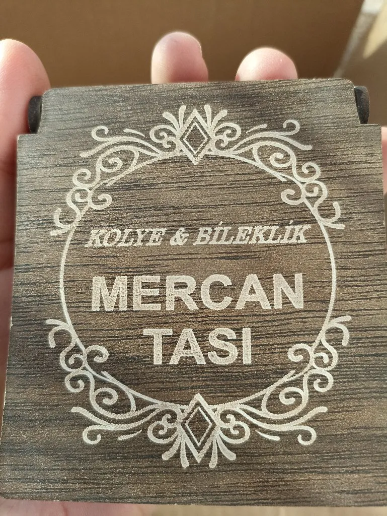 Mercan Doğal Taş Bileklik ve Kolye Seti – Şık Ahşap Kutusunda Özel Tasarım