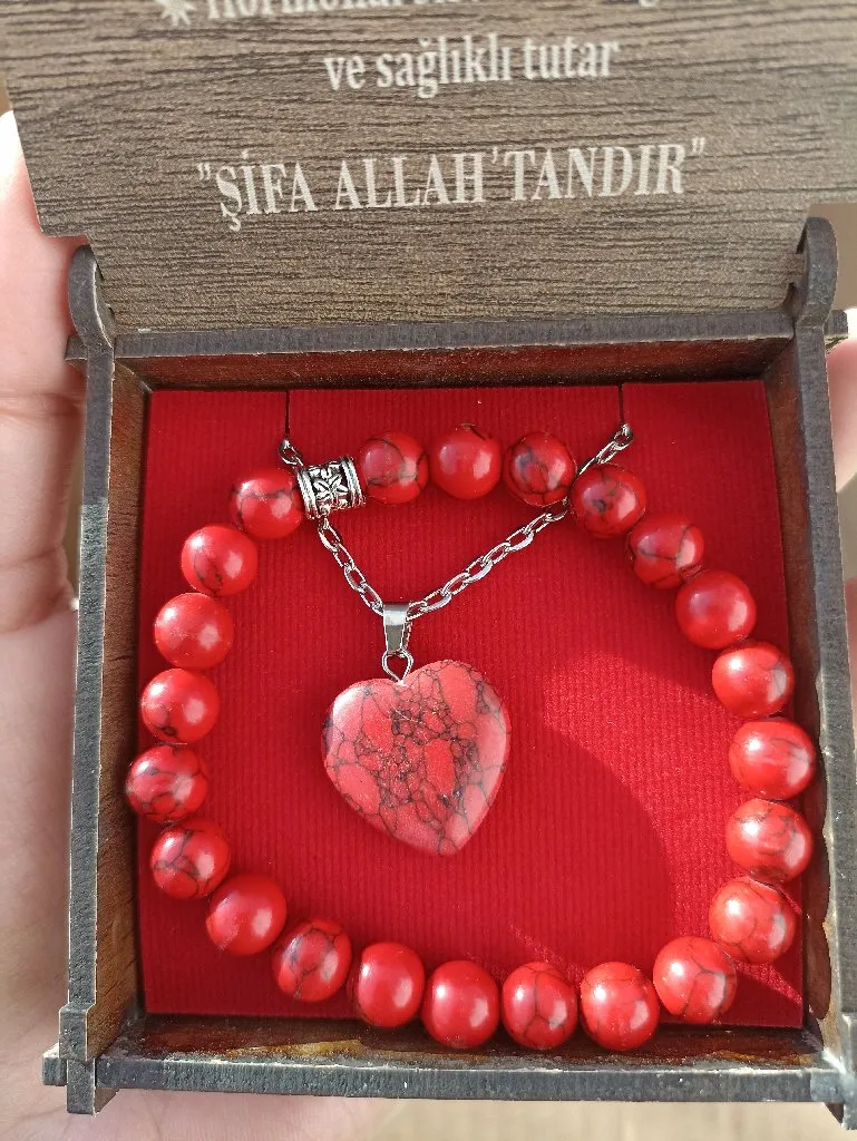 Mercan Doğal Taş Bileklik ve Kolye Seti – Şık Ahşap Kutusunda Özel Tasarım