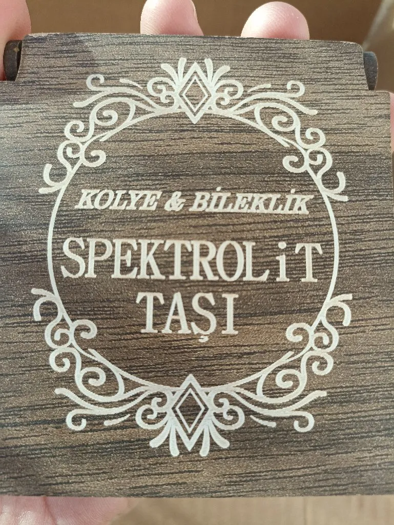 Spektrolit Doğal Taş Bileklik ve Kolye Seti – Özel Ahşap Kutusunda Güç ve Denge Sembolü