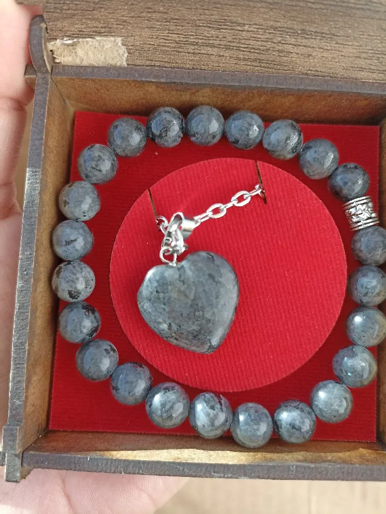 Spektrolit Doğal Taş Bileklik ve Kolye Seti – Özel Ahşap Kutusunda Güç ve Denge Sembolü