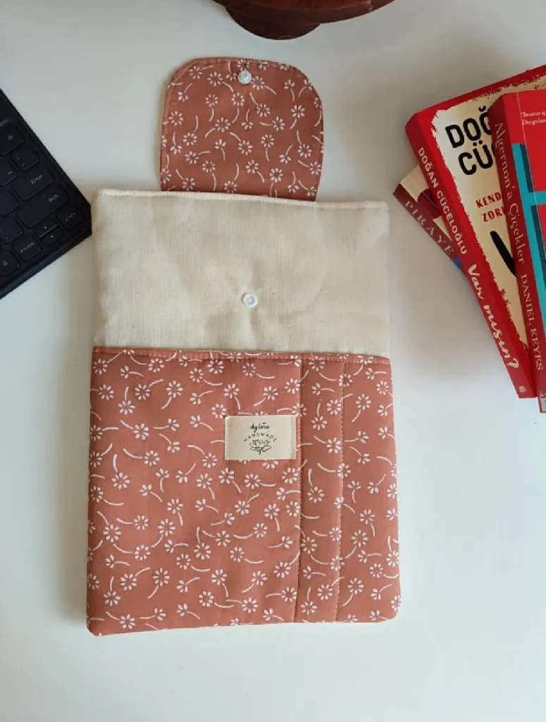 Kahverengi Çiçek Desenli Tablet ve Kitap Kılıfı - Kalem Bölmeli