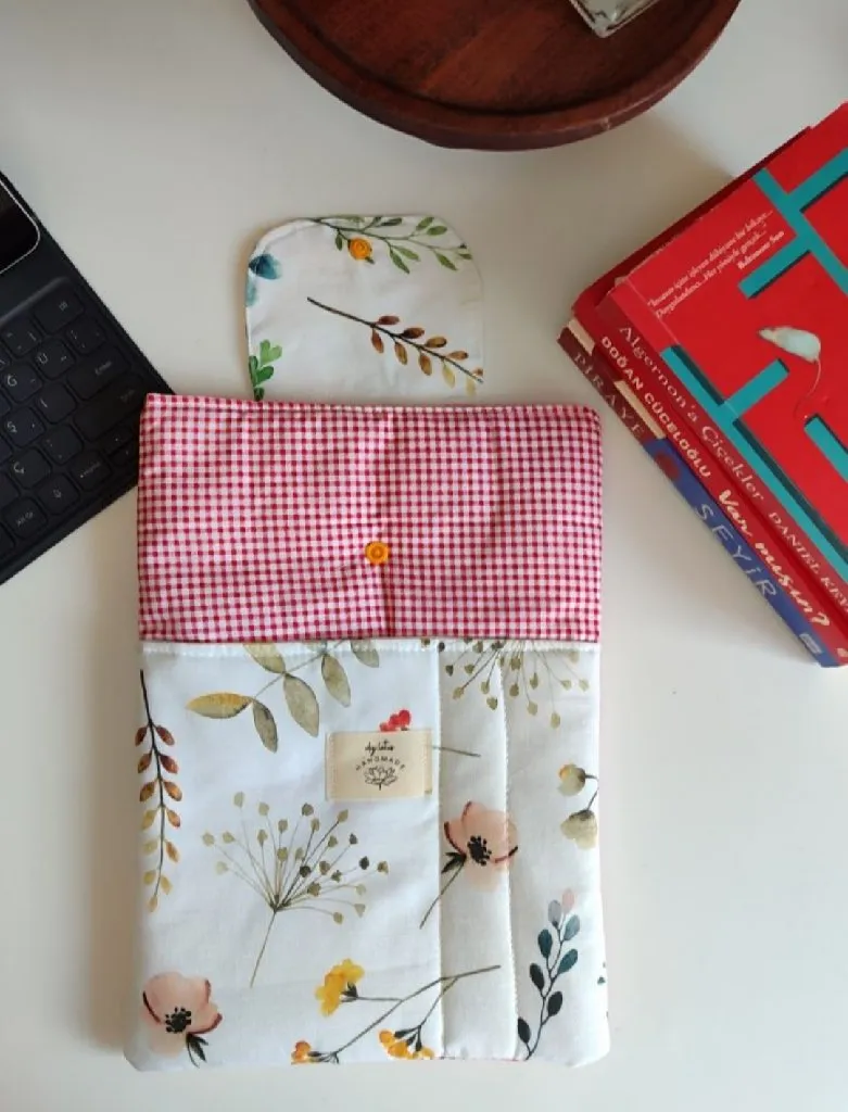 Çiçek Desenli Tablet ve Kitap Kılıfı - Kalem Bölmeli, Çıtçıtlı