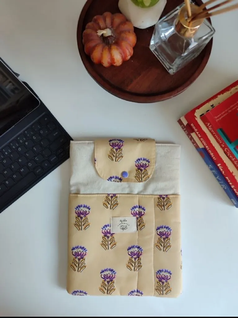 Krem Ortanca Desenli Kalem Bölmeli Tablet/Kitap Kılıfı (28x22 cm)