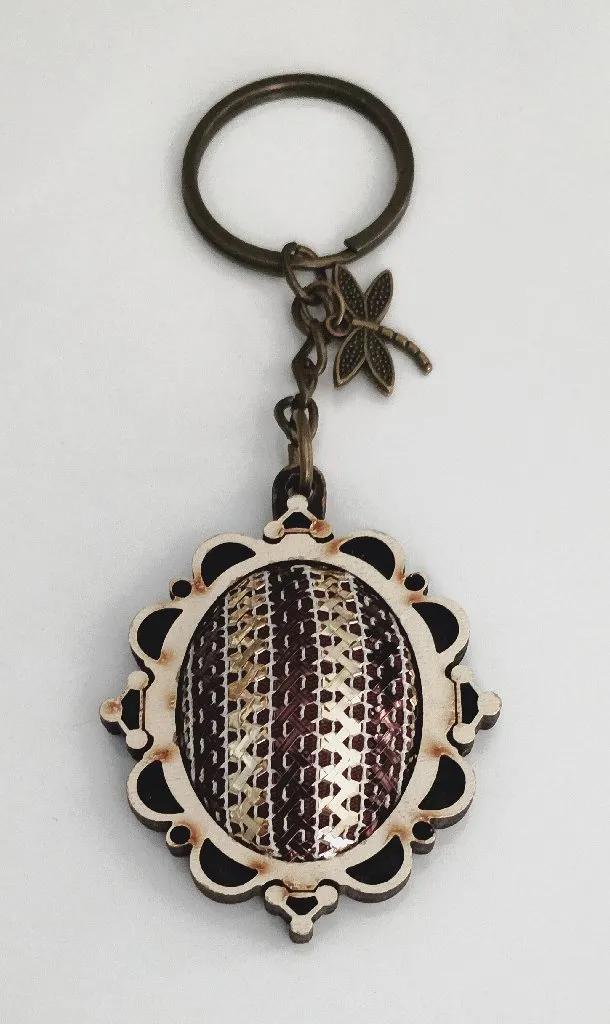 Antik Sarı, Kahve ve Gri Detaylı Tel Kırma Ahşap anahtarlık...