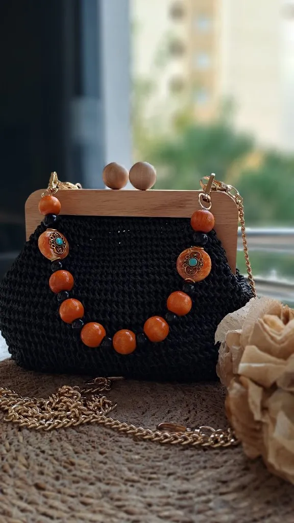 Siyah Örgü Portföy Çanta - Ahşap Burslu ve Turuncu Boncuk Detaylı