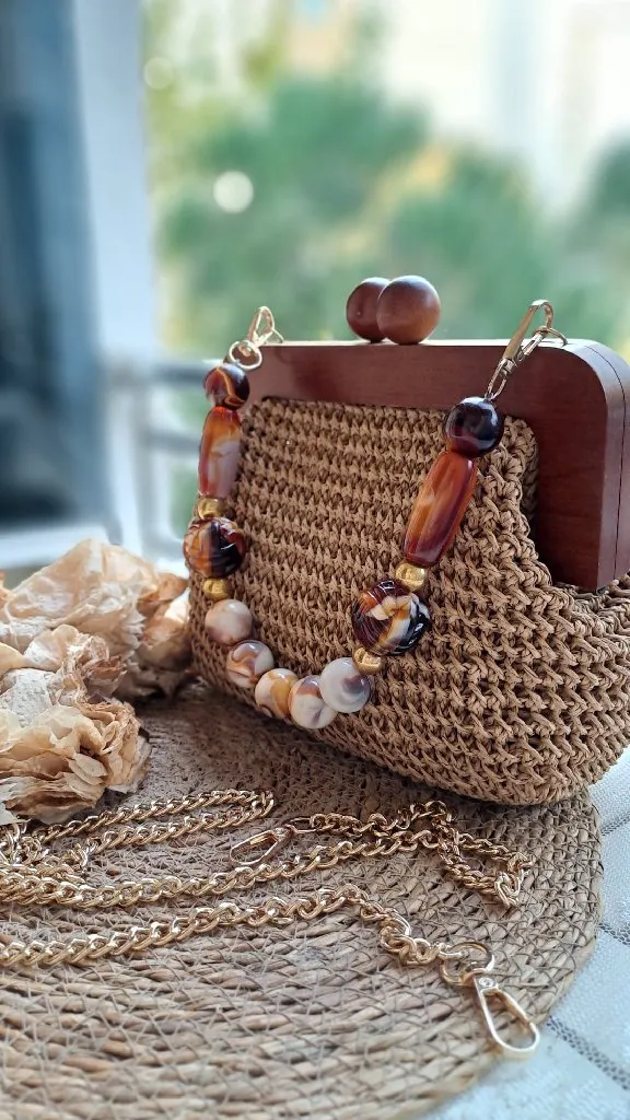 Kahverengi Örgü Portföy Çanta Ahşap Saplı ve Boncuk Detaylı