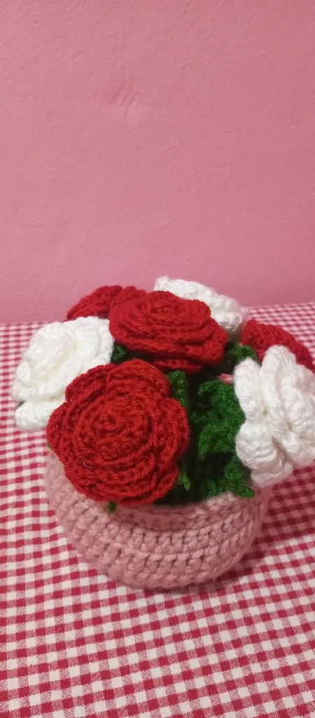 Saksıda Solmayan Örgü Gül Buketi - Kırmızı ve Beyaz Renkli