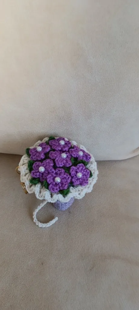 Lila Buket Anahtarlık - İnci Detaylı Tığ İşi El Yapımı Çanta Aksesuarı