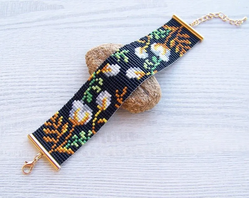 Siyah Zemin Beyaz Çiçek Desenli Miyuki Boncuk Bileklik - El Emeği