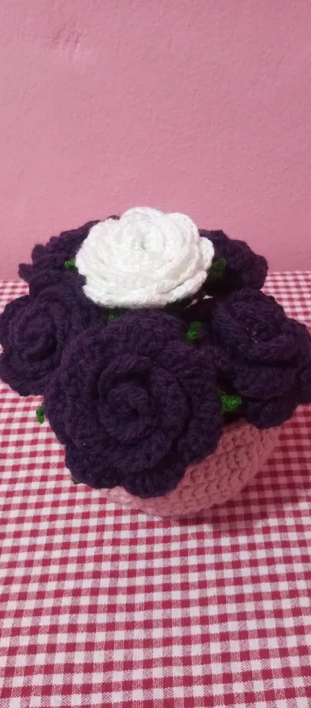 Saksıda Mor ve Beyaz Örgü Gül Buketi - El Emeği Dekoratif Çiçek