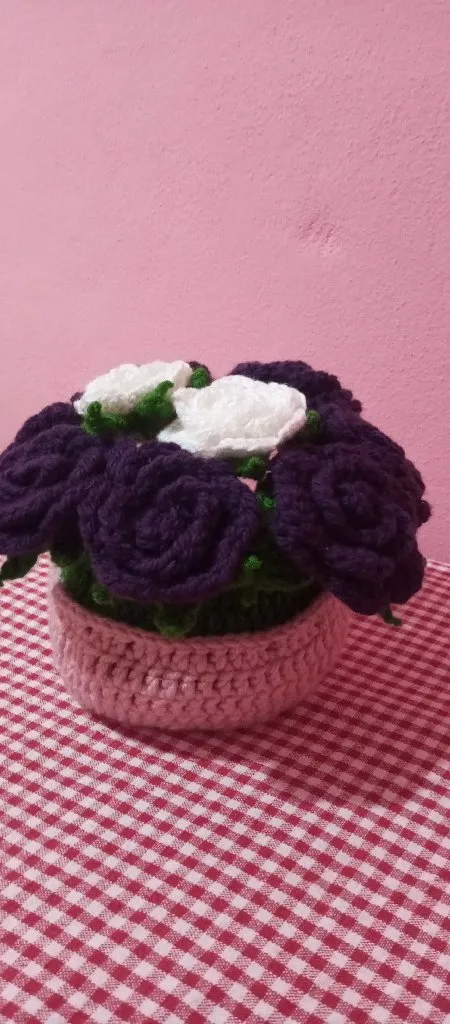 Mor ve Beyaz Örgü Gül Aranjmanı - Pembe Saksıda El Emeği
