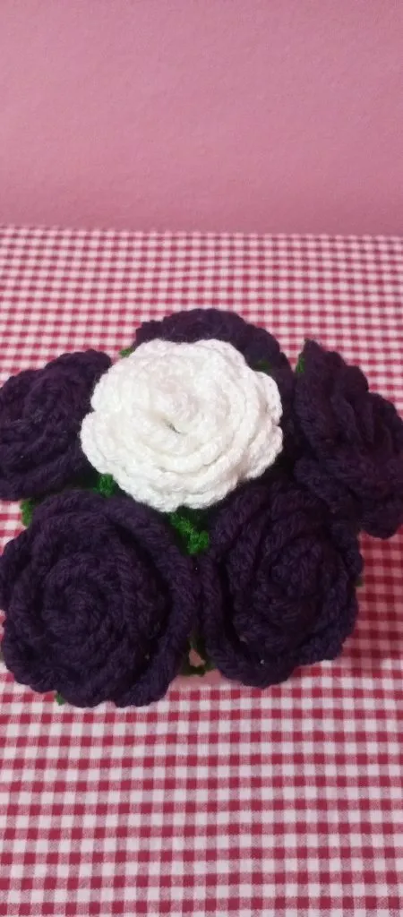 Saksıda Mor ve Beyaz Örgü Gül Buketi - El Emeği Dekoratif Çiçek