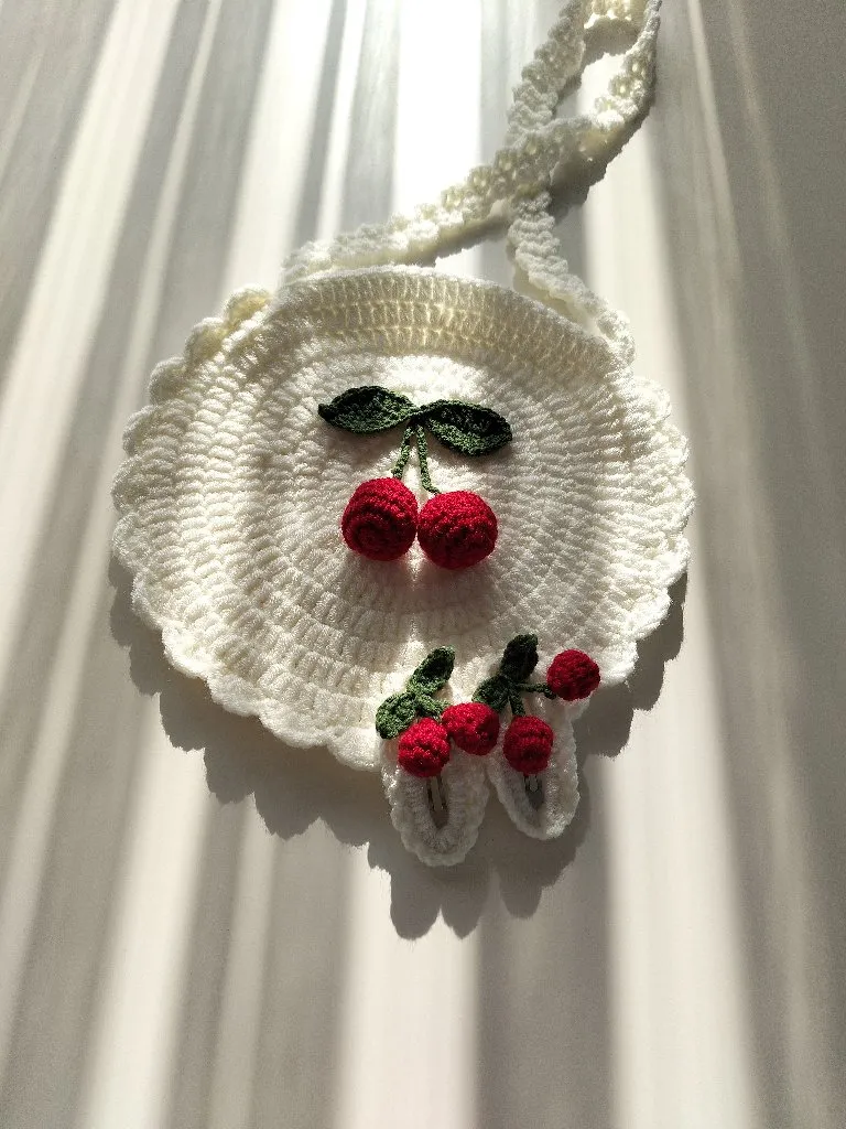 Örgü Kirazlı Omuz Çantası ve Kiraz Detaylı Toka Seti - El Emeği