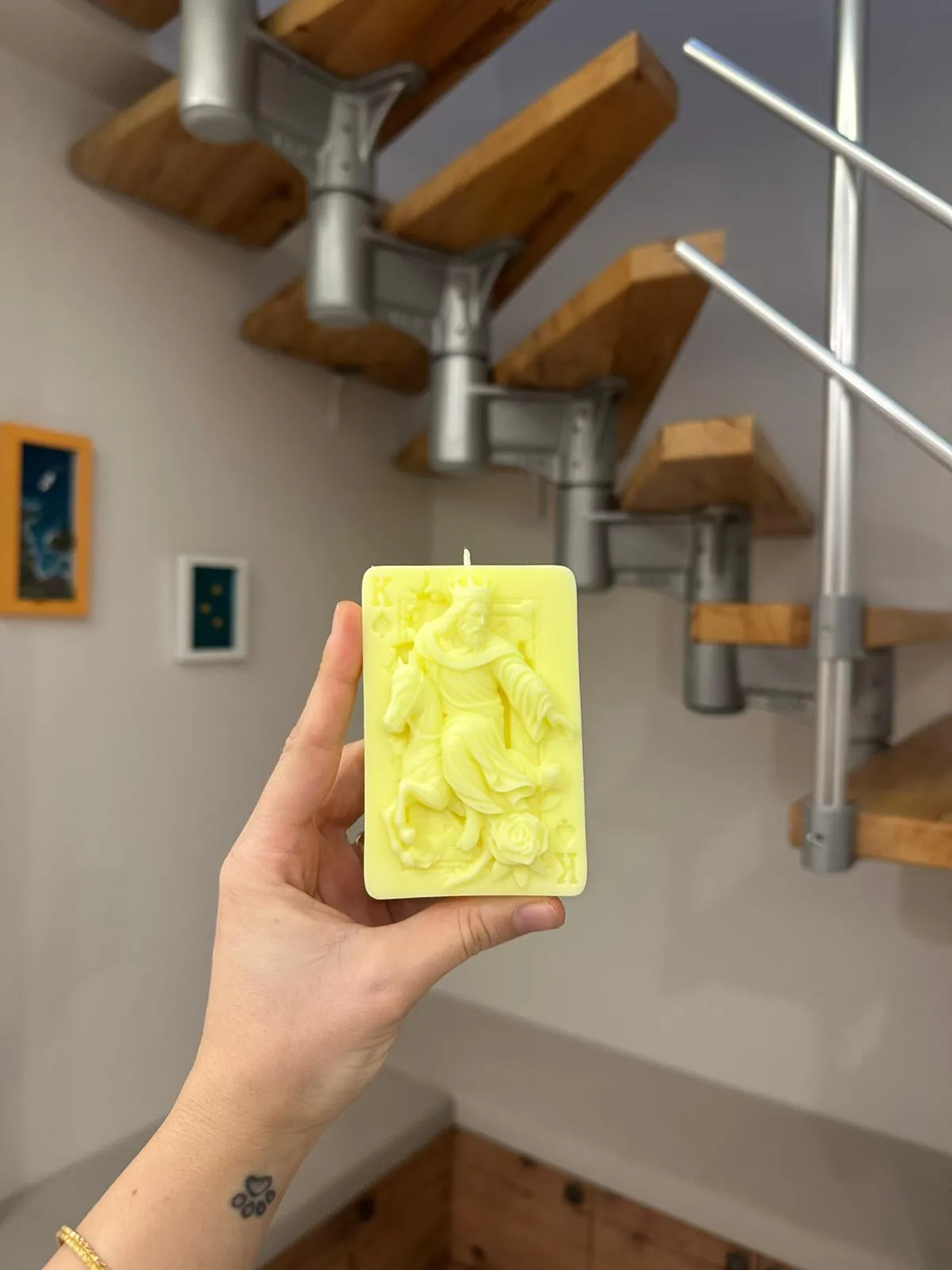 İskambil Kağıdı Kralı Şeklindeki Mum-Sarı