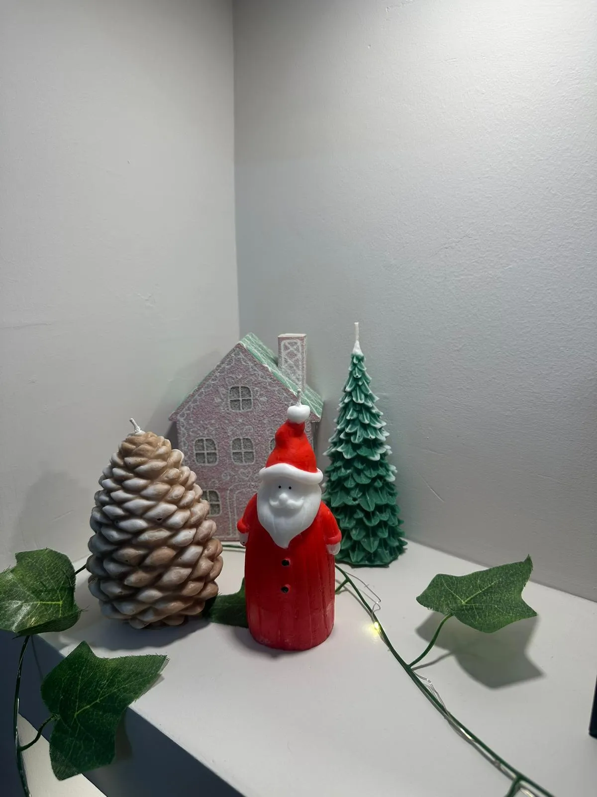 Kozalak Çam Ağacı ve Noel Baba 3’lü Dekoratif Mum Seti