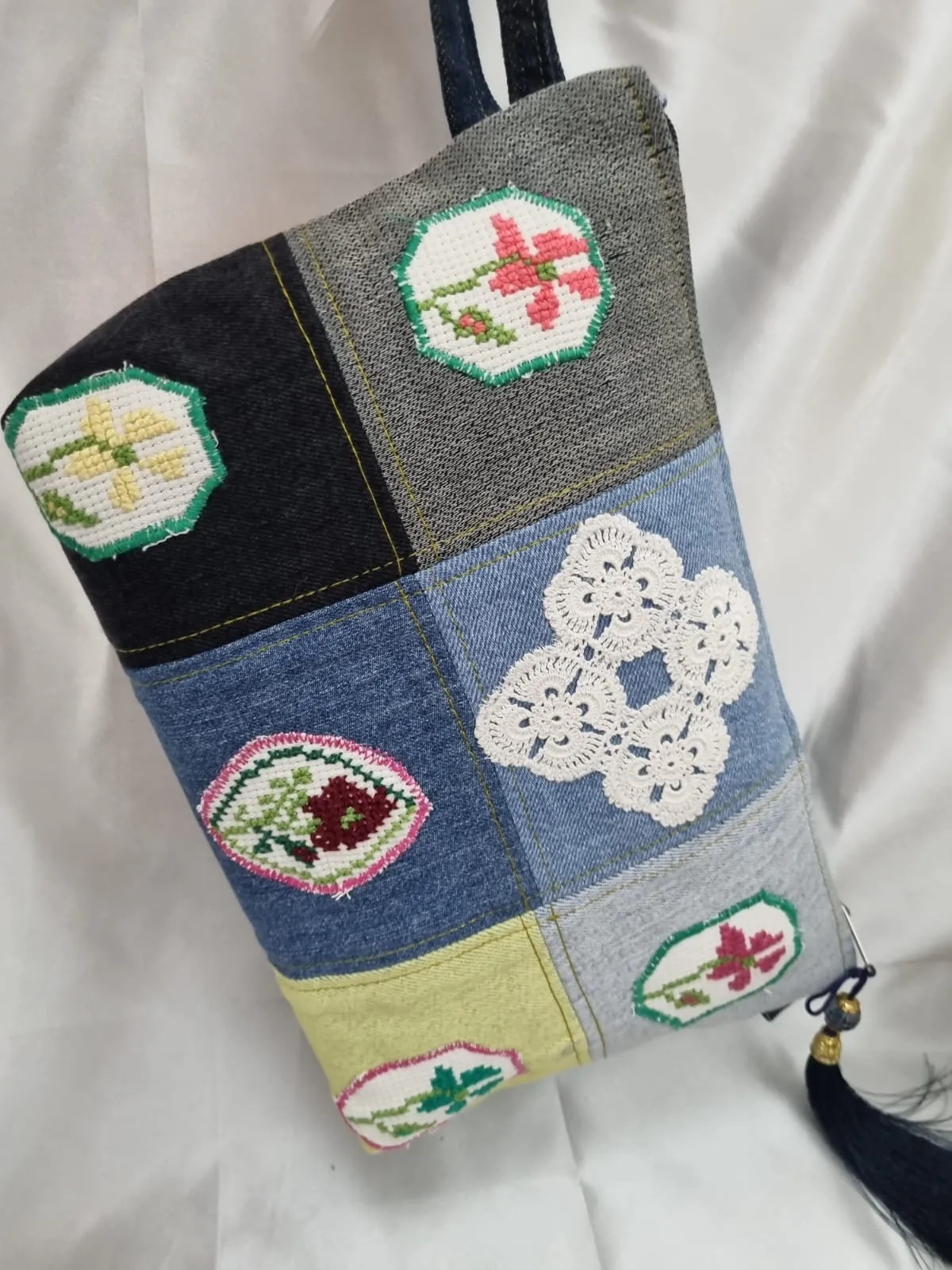 Renkli Patchwork Kot Çanta - Dantel Detaylı ve El İşlemesi Çiçek Motifli