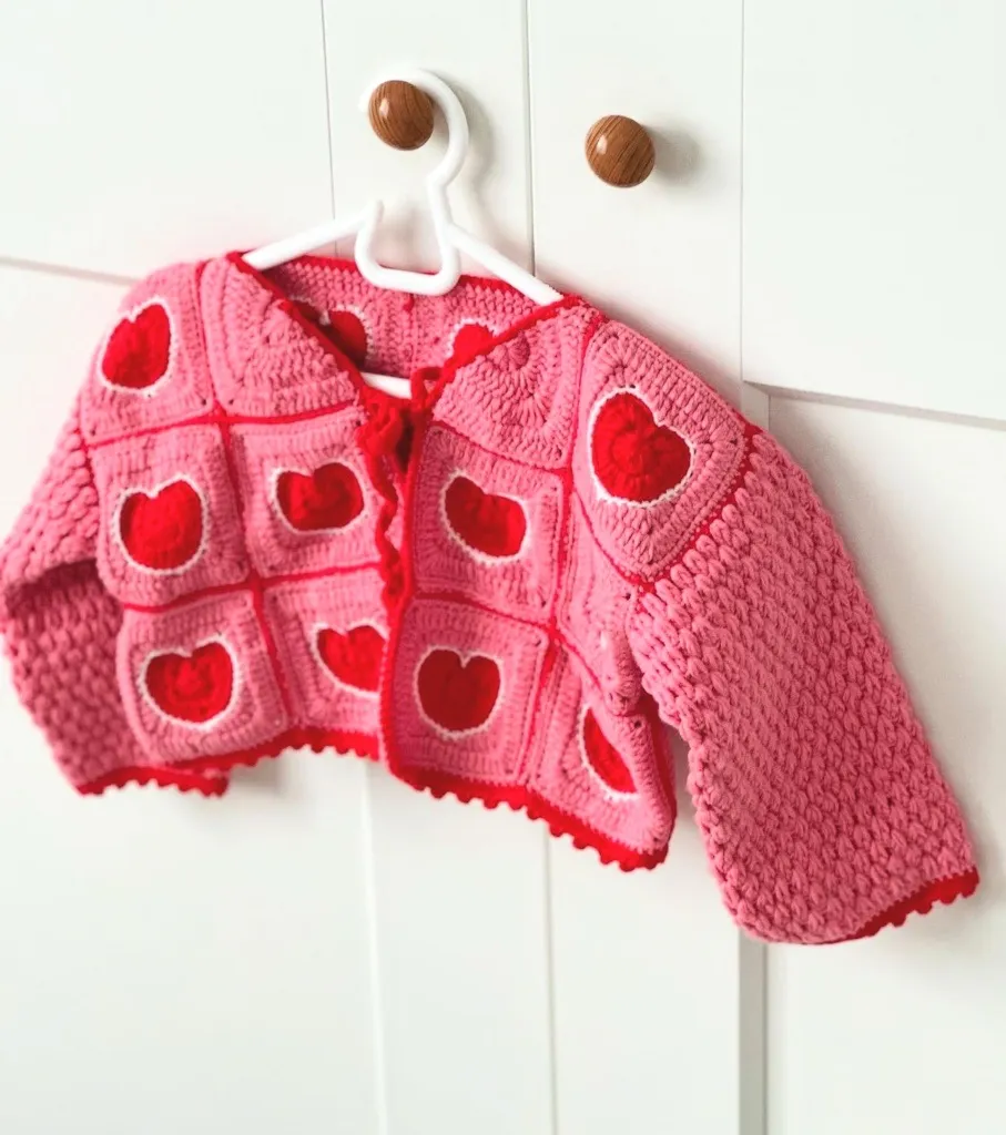 Pembe Kalp Motifli Örgü Hırka - Pamuklu ve Yumuşak Dokulu El Emeği