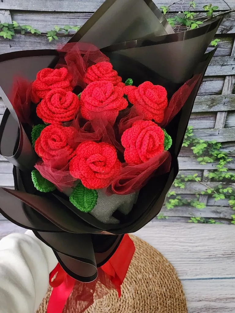 Kırmızı Örgü Gül Buketi - 10 Adet Gül - El Emeği Hediye
