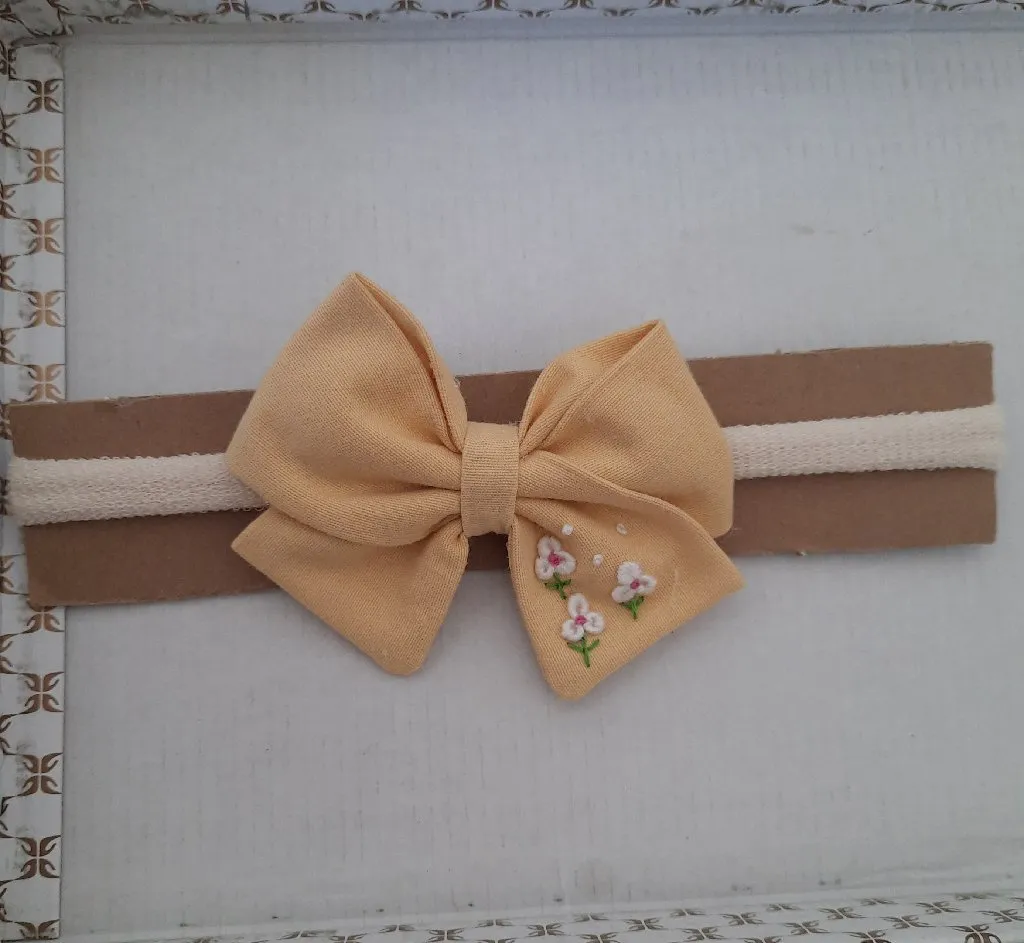 Sarı Çiçek Nakışlı Bebek Bandana - El İşlemeli Pamuklu