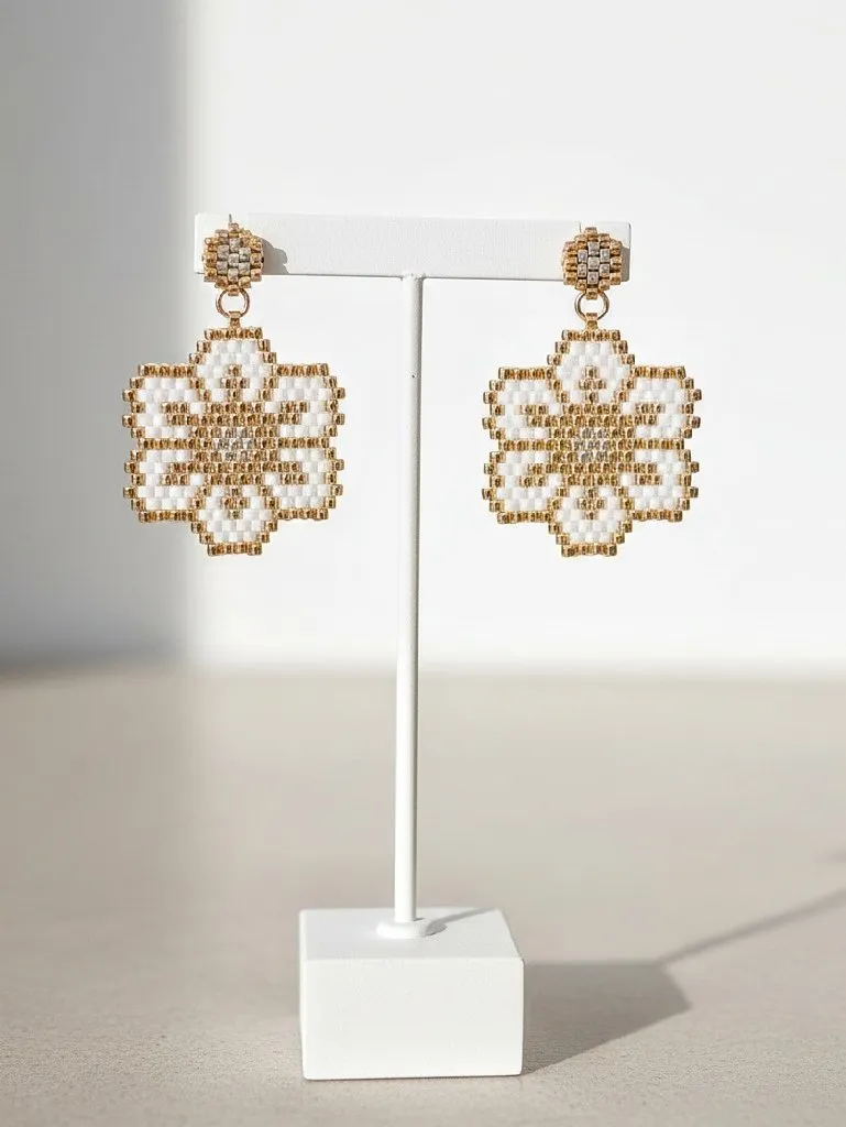 Altın ve Beyaz Çiçek Desenli Miyuki Küpe - El Emeği Tasarım