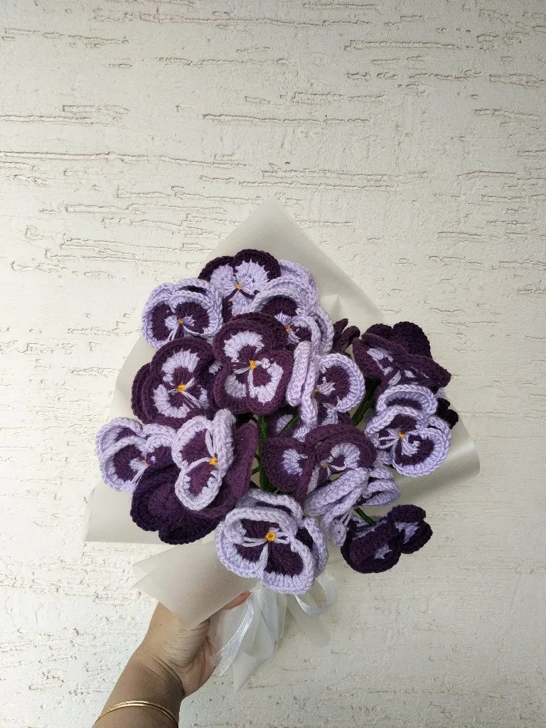 Mor ve Lila Tonlarında Örgü Menekşe Buketi - El Emeği