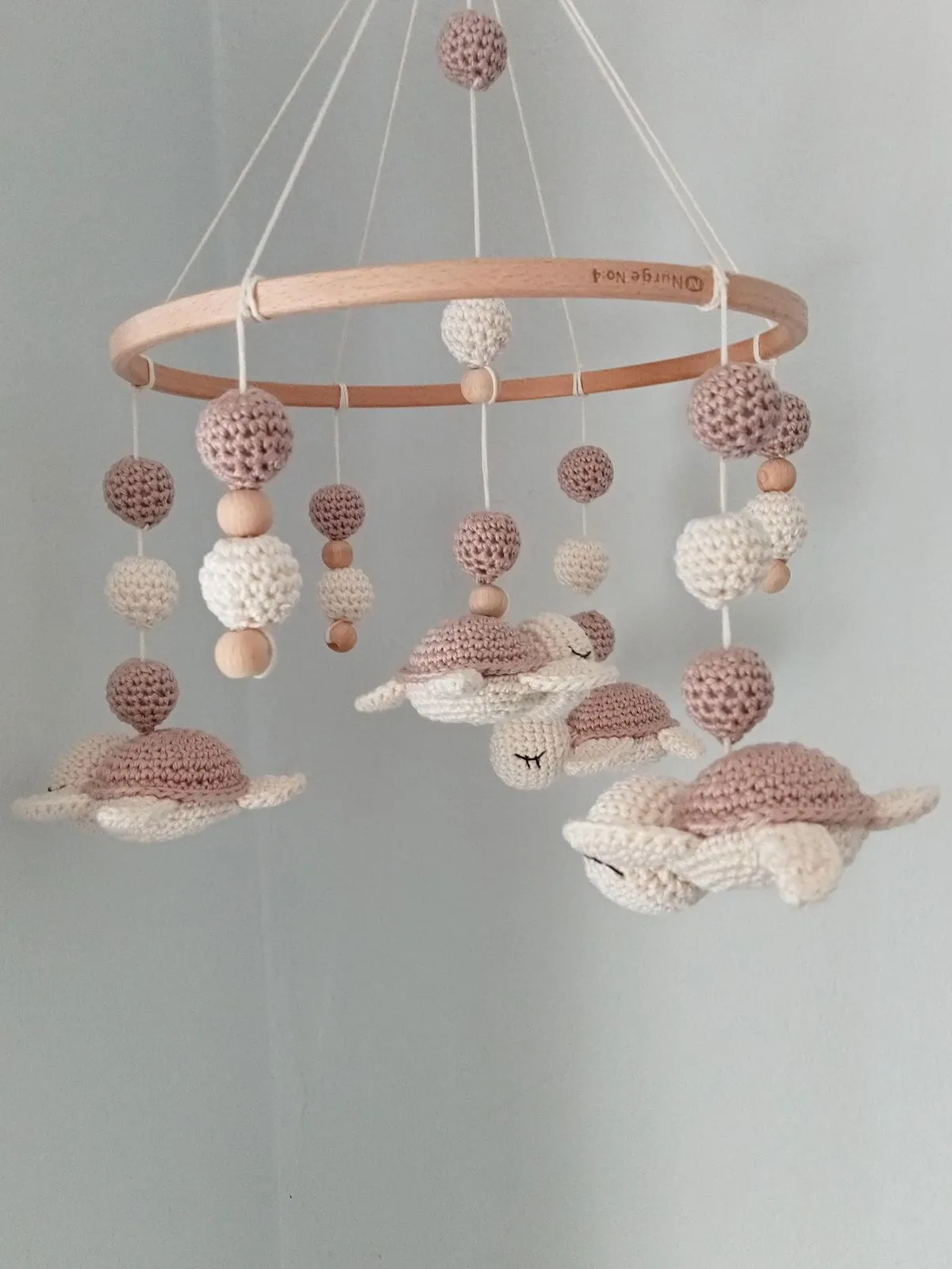 Kahve ve Krem Tonlarında Kaplumbağa Figürlü Bebek Dönence