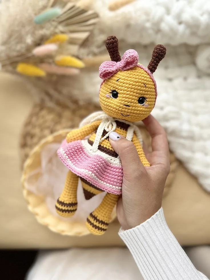 Pembe Elbiseli Amigurumi Arı Bebek Oyuncak - El Yapımı Hediye