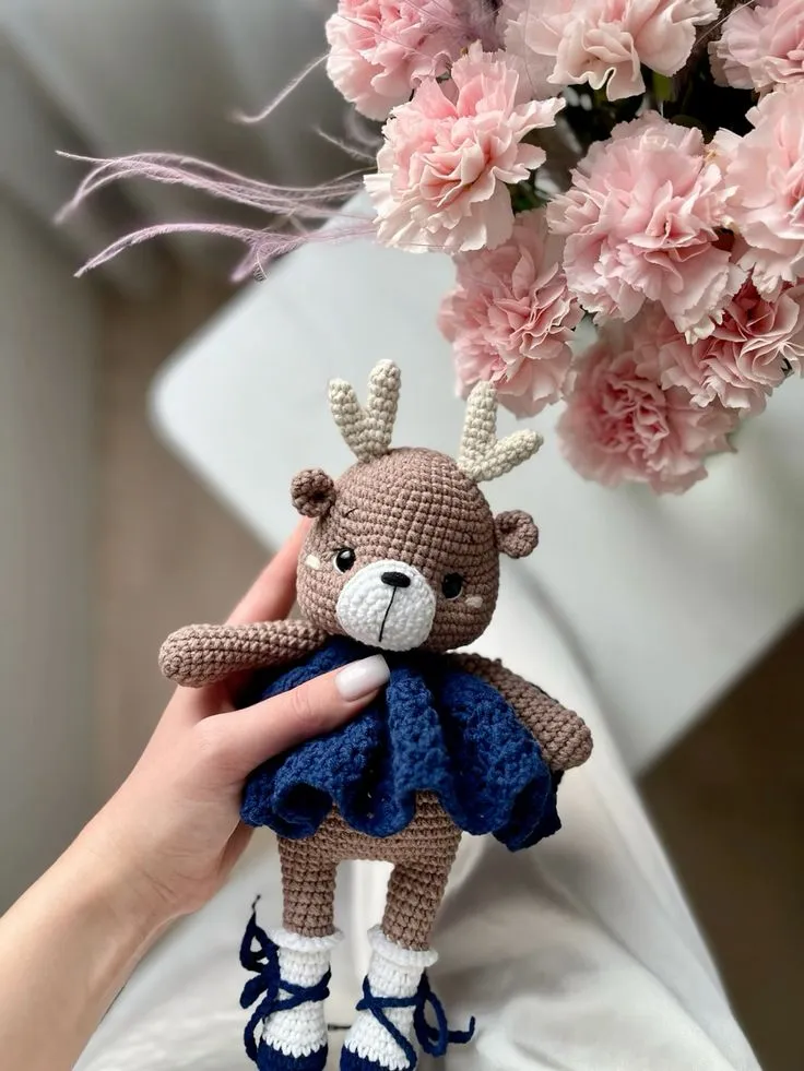 Lacivert Elbiseli Amigurumi Geyik Bebek - El Yapımı Oyuncak