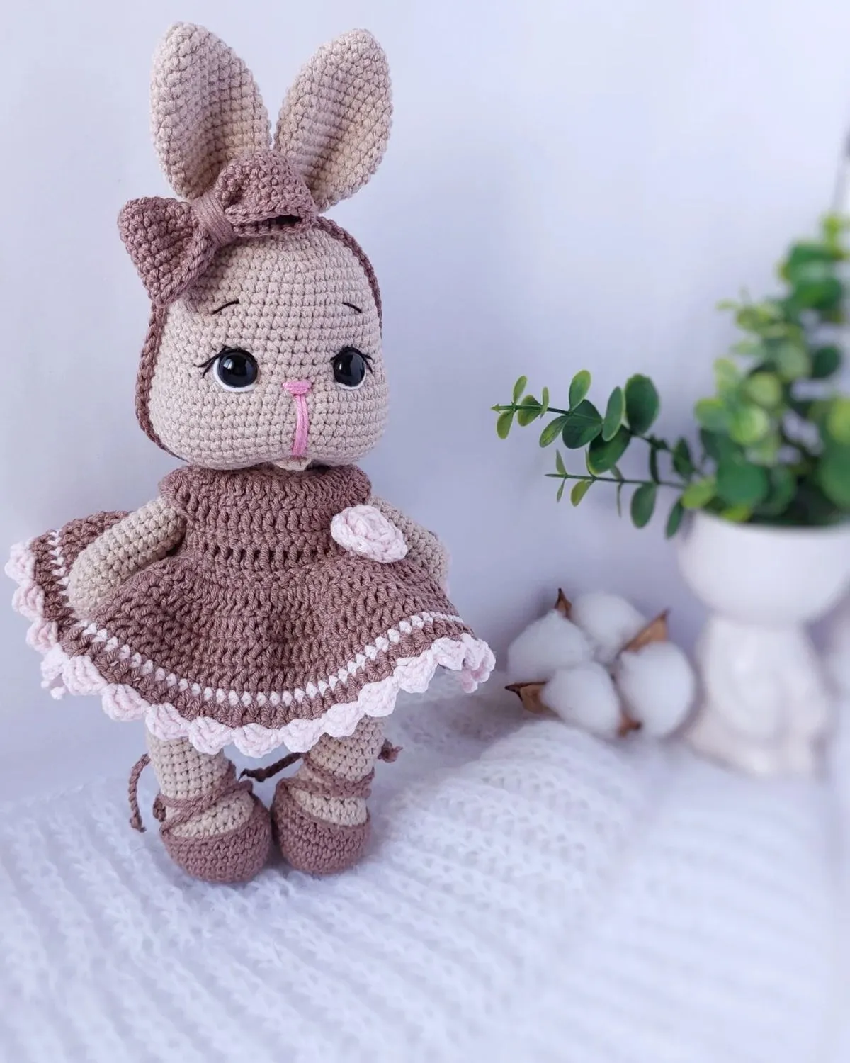 Kahverengi Elbiseli Amigurumi Tavşan Bebek - El Yapımı Oyuncak