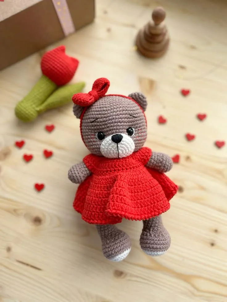 Örgü Oyuncak Amigurumi Kırmızı Elbiseli Ayıcık - El Yapımı