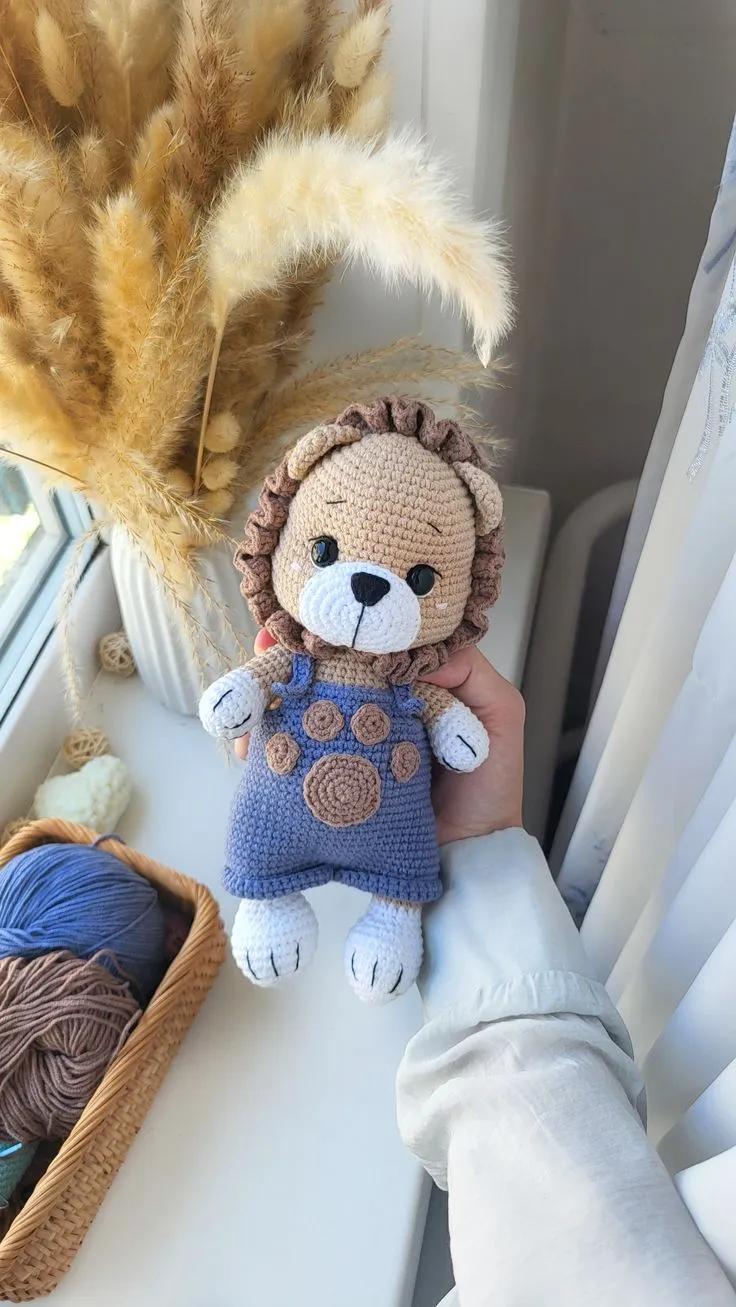 Mavi Tulumlu Amigurumi Aslan Oyuncak Bebek - El Yapımı