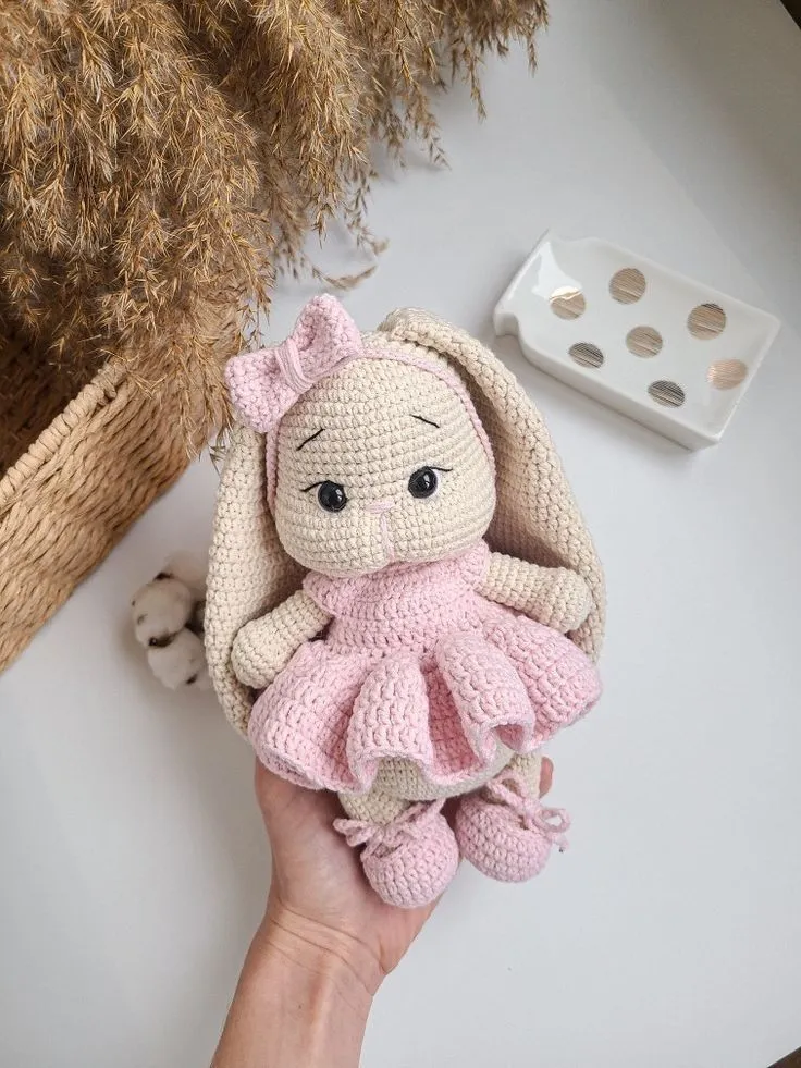 Pembe Elbiseli Amigurumi Tavşan Bebek - Krem Renkli, El Yapımı