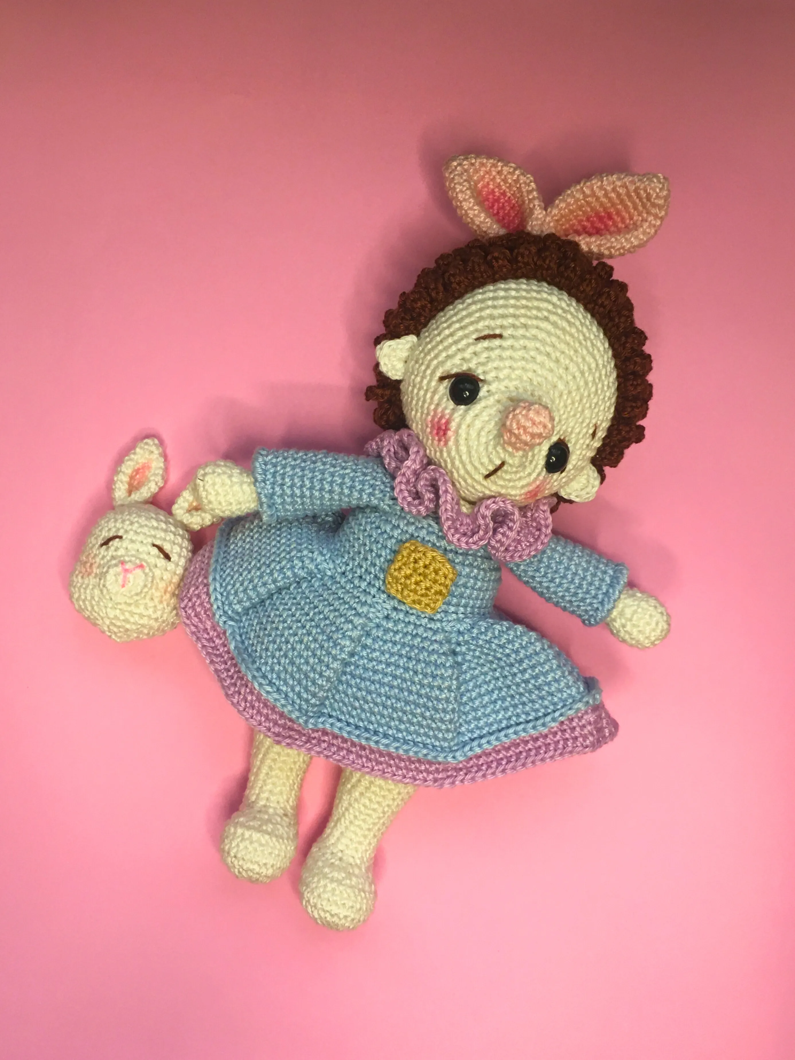 Mavi Elbiseli Tavşan Kulaklı Kirpi Neli Amigurumi Oyuncak 20 cm