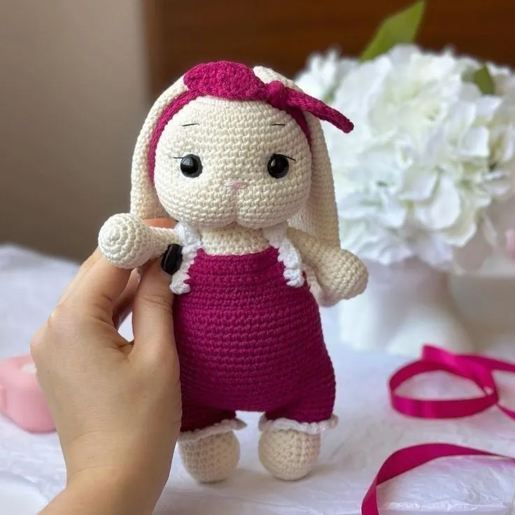 Bordo Tulumlu Amigurumi Tavşan Oyuncak Bebek - El Yapımı Hediye