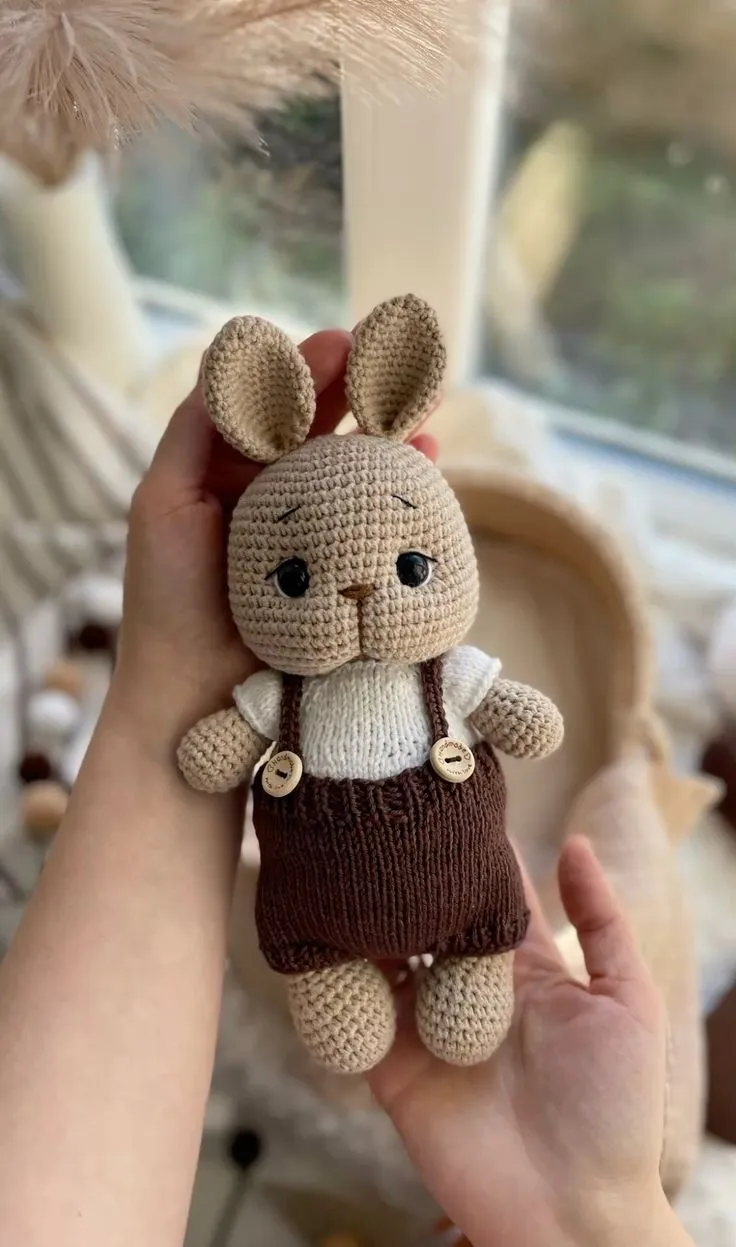 Kahverengi Tulumlu Amigurumi Tavşan Oyuncak Bebek - El Yapımı