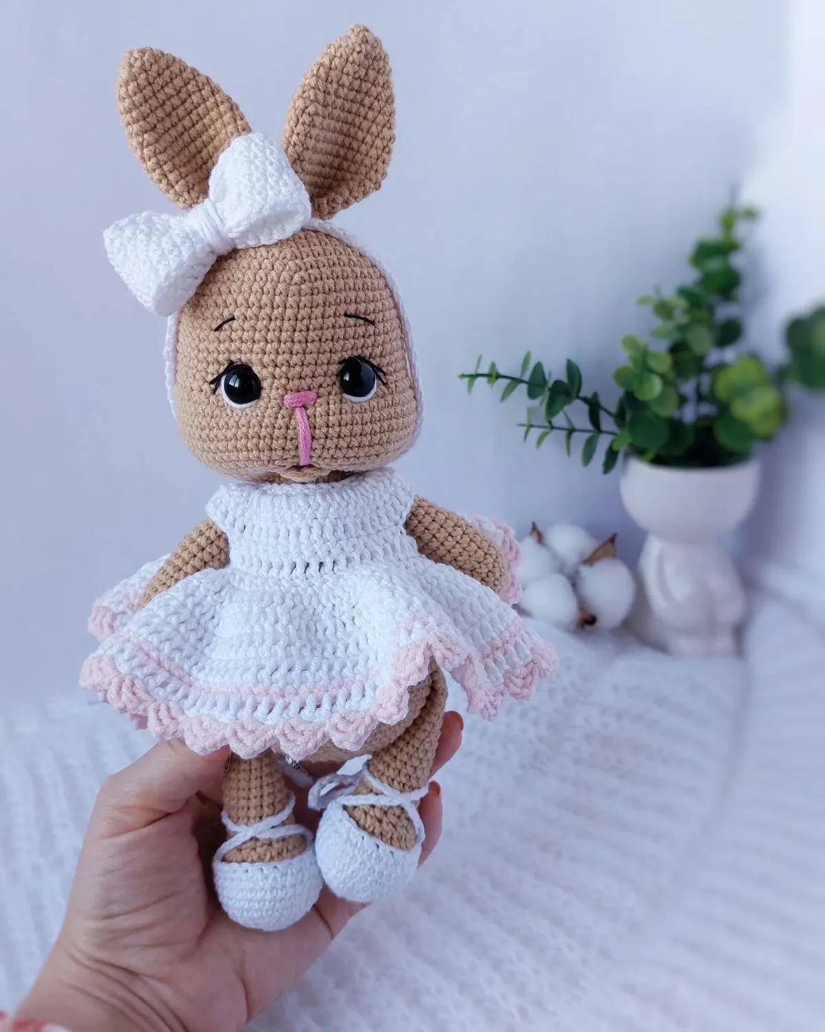 Amigurumi Oyuncak Tavşan - Beyaz Elbiseli ve Pudra Güpürlü