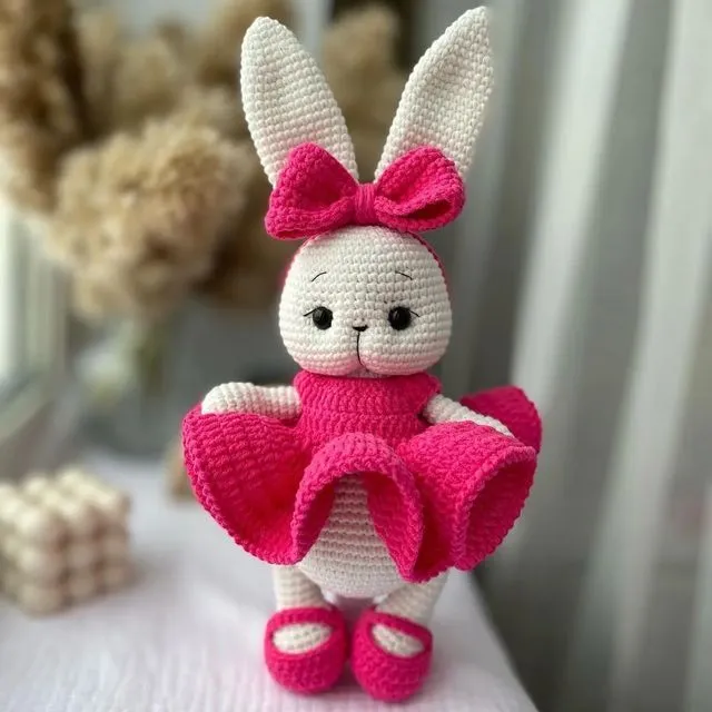 Fuşya Elbiseli Örgü Amigurumi Oyuncak Tavşan Bebek - El Yapımı