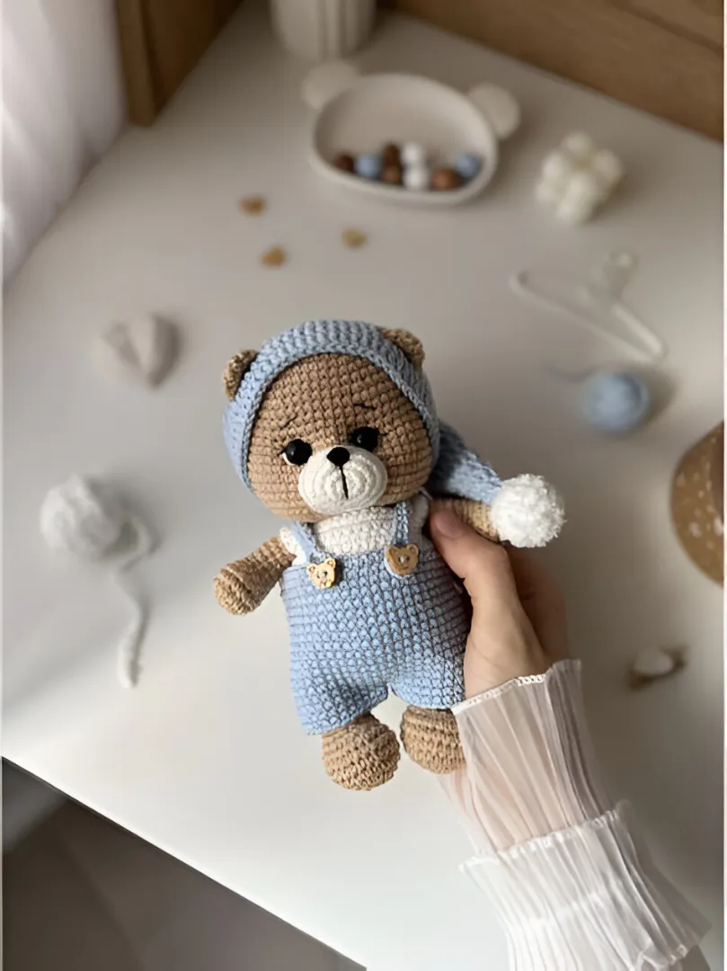 Mavi Tulumlu Örgü Ayıcık Amigurumi Oyuncak Bebek - El Yapımı