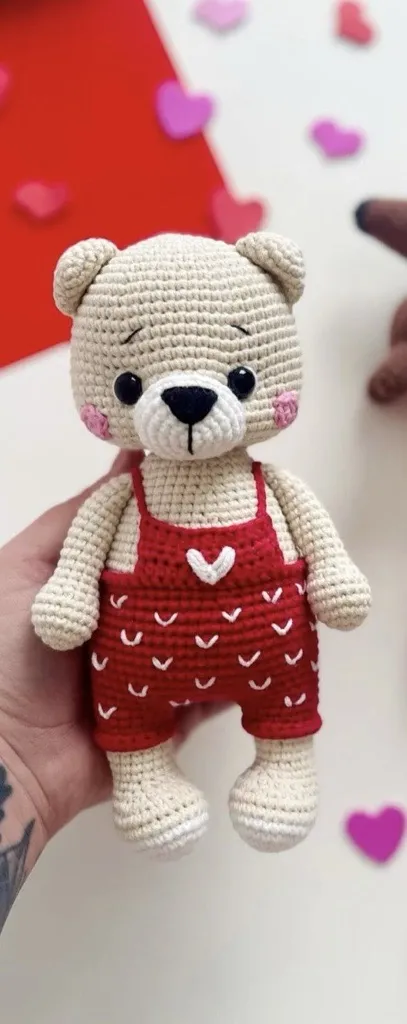 Örgü Oyuncak Ayı - Kırmızı Tulumlu Amigurumi Bebek, 25 cm - El Emeği