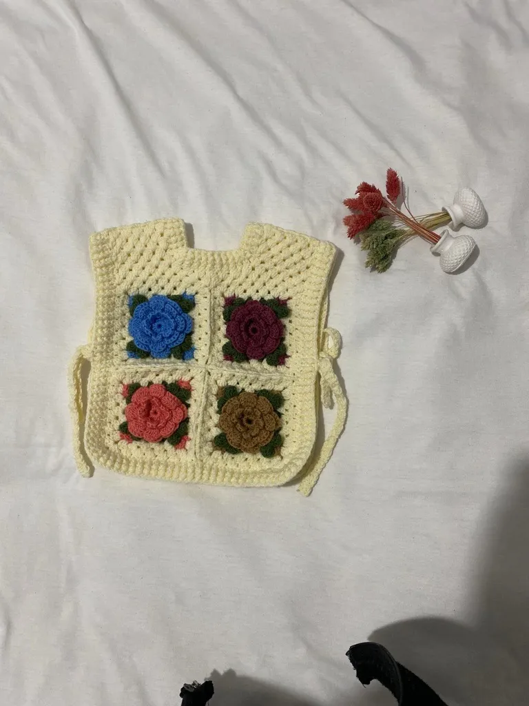 Örgü Bebek Yeleği - Krem Renkli, Çiçek Desenli, El Emeği